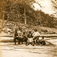 Екипаж на лодки от афро -американски мъже, седнали и пред паднало дърво близо до Нова река, Западна Вирджиния. Печат на плакат